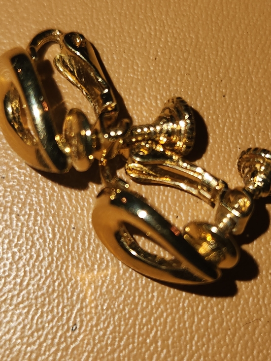 Jewelry - VINTAGE Gold-Tone Women's Clip-On Earrings - Elegant Hoop Design